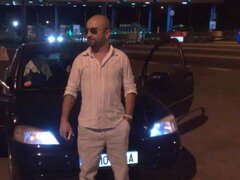 Tanar antreprenor imi caut jumatatea